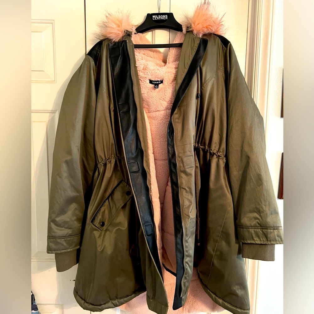 Torrid Green/ Peach Adirondack Size 5 Heavy Duty Winter Coat. Like new.